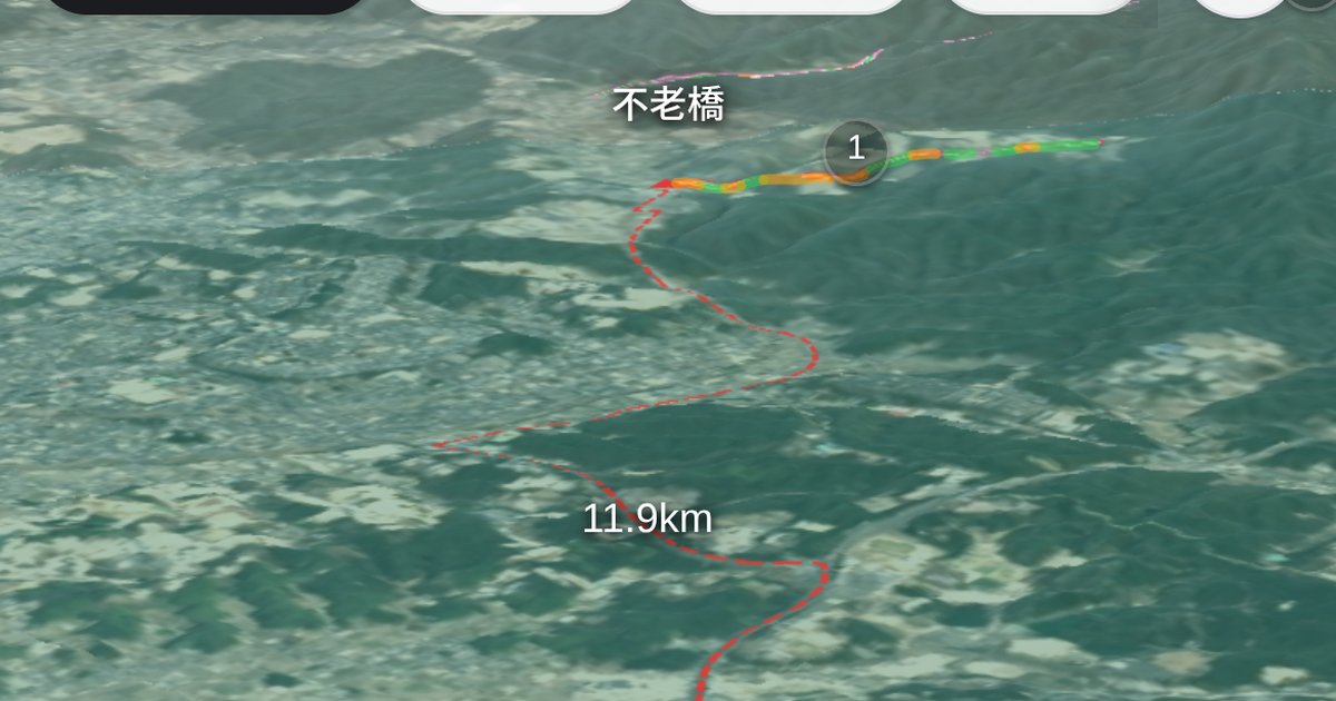 3D地図に峠までのルートとコーナーの色分けが表示されたSpeedioの画面